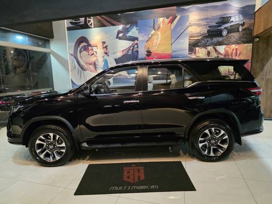 TOYOTA HILUX SW4 2.8 D-4D TURBO DIESEL DIAMOND 7L 4X4 AUTOMÁTICO TOYOTA HILUX SW4 2.8 D-4D TURBO DIESEL DIAMOND 7L 4X4 AUTOMÁTICO
